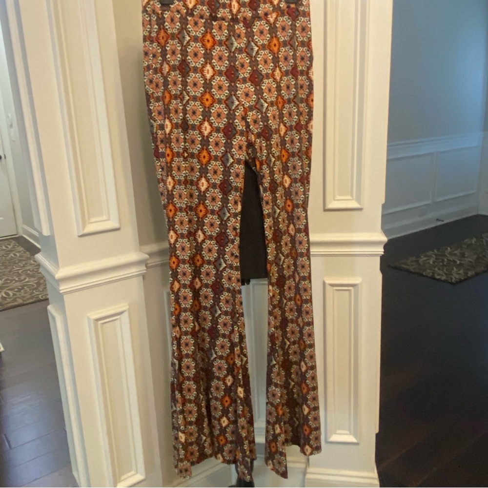 Hummingbird flare leg pants with elastic waist. Back pockets. Size medium